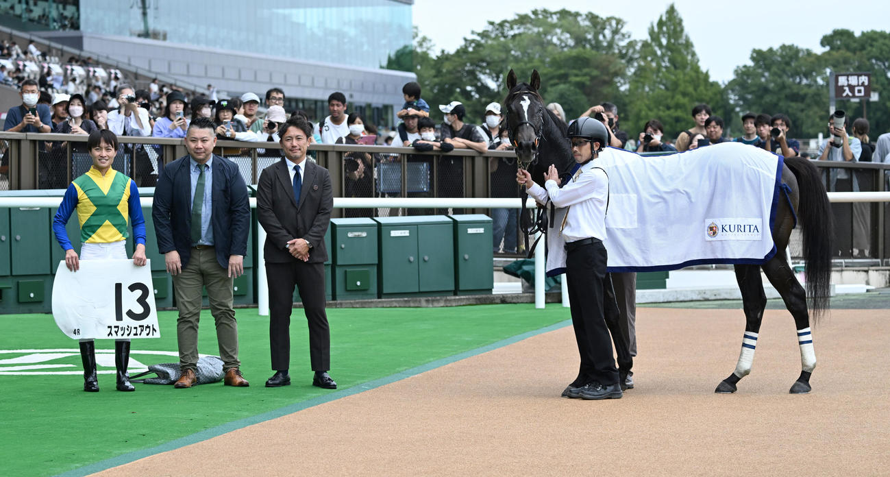 東京4R 2歳新馬戦を制したスマッシュアウトの口取りをする杉原騎手（撮影・千葉一成）
