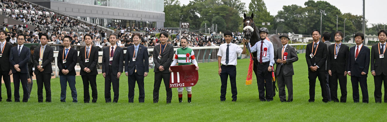 毎日王冠を制したシックスペンスの口取りをするルメール騎手と国枝師（右から5人目）（撮影・千葉一成）