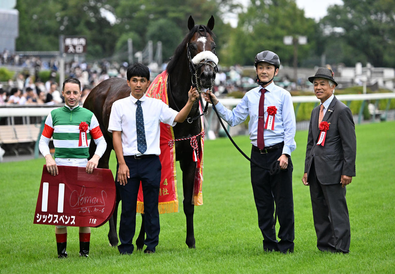 毎日王冠を制したシックスペンスの口取りをするルメール騎手と国枝師（右端）（撮影・千葉一成）