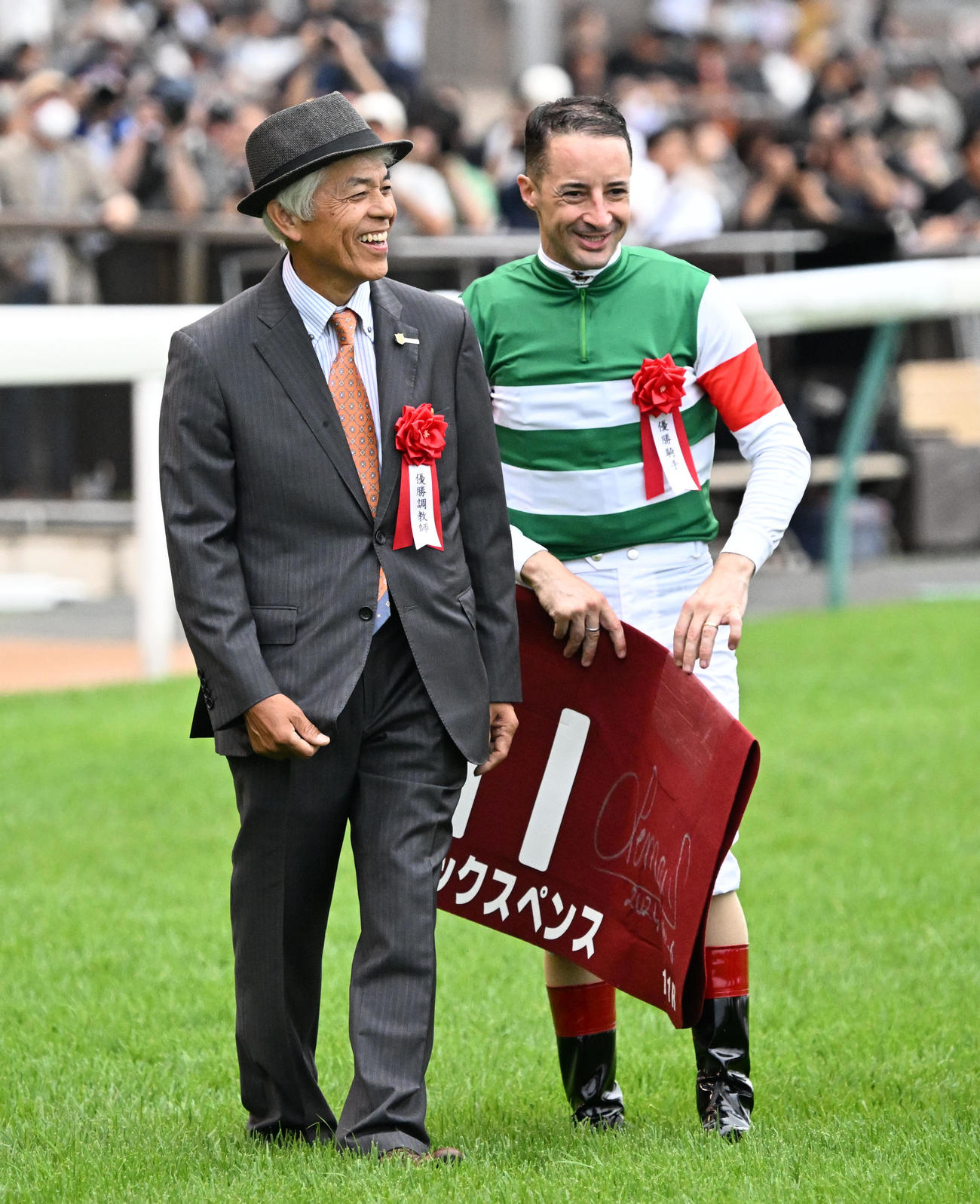 毎日王冠をシックスペンスで制し、笑顔を見せるルメール騎手と国枝師（撮影・千葉一成）