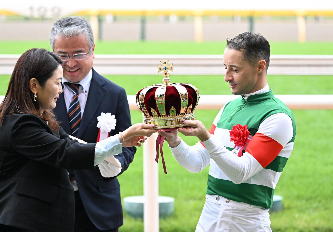 毎日王冠をシックスペンスで制し、馬主から王冠を渡されるルメール騎手（撮影・千葉一成）