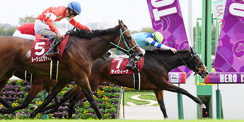 府中牝馬Sを制したディヴィーナ(右)、2着はルージュエヴァイユ(撮影・柴田隆二)=2023年10月14日、東京競馬場