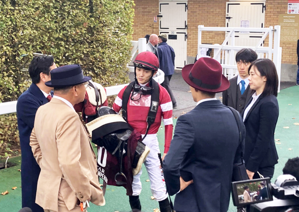 レース後に言葉を交わす坂井騎手と矢作厩舎陣営（撮影・太田尚樹）