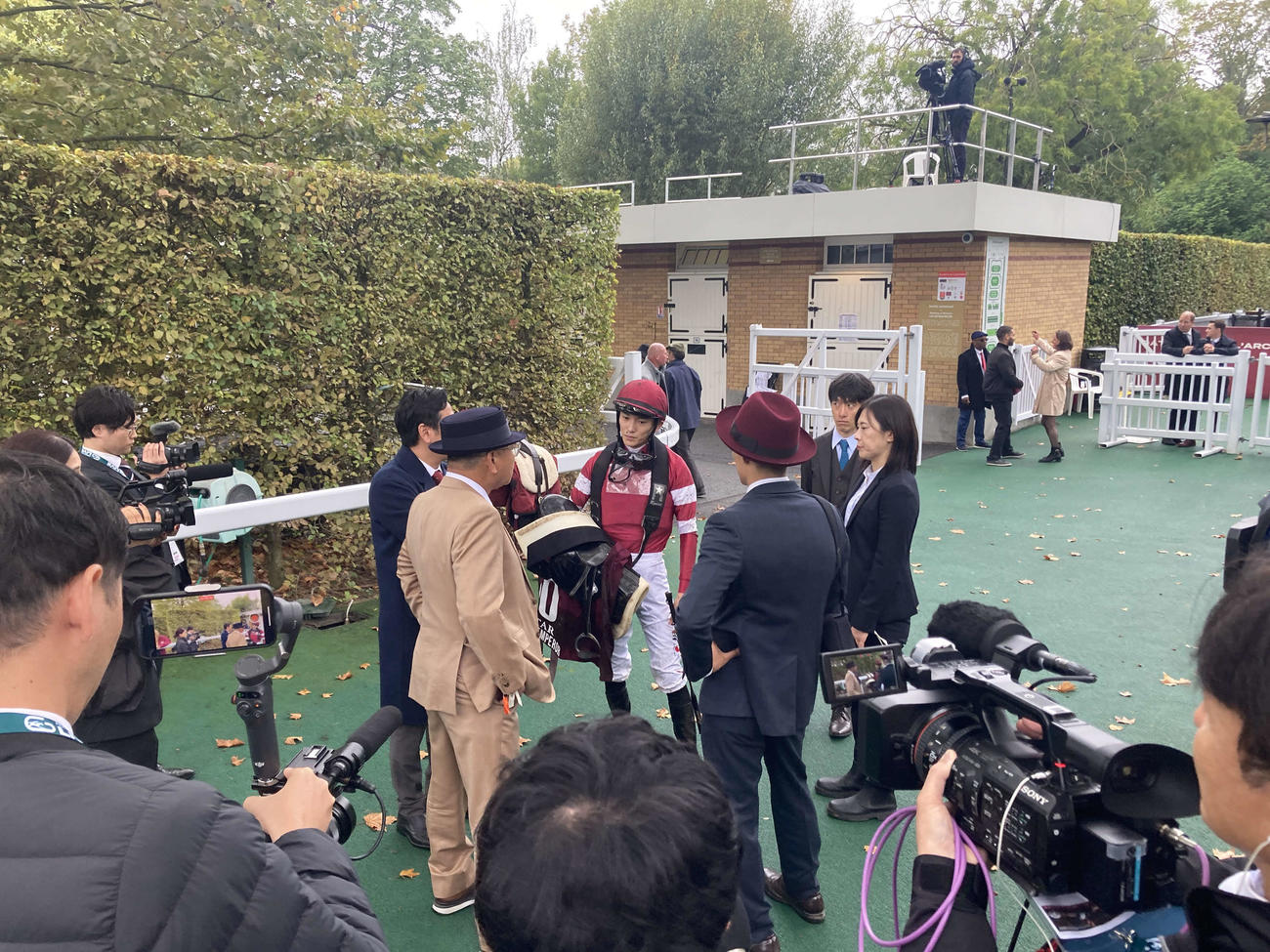 レース後に言葉を交わす坂井騎手と矢作厩舎陣営（撮影・太田尚樹）