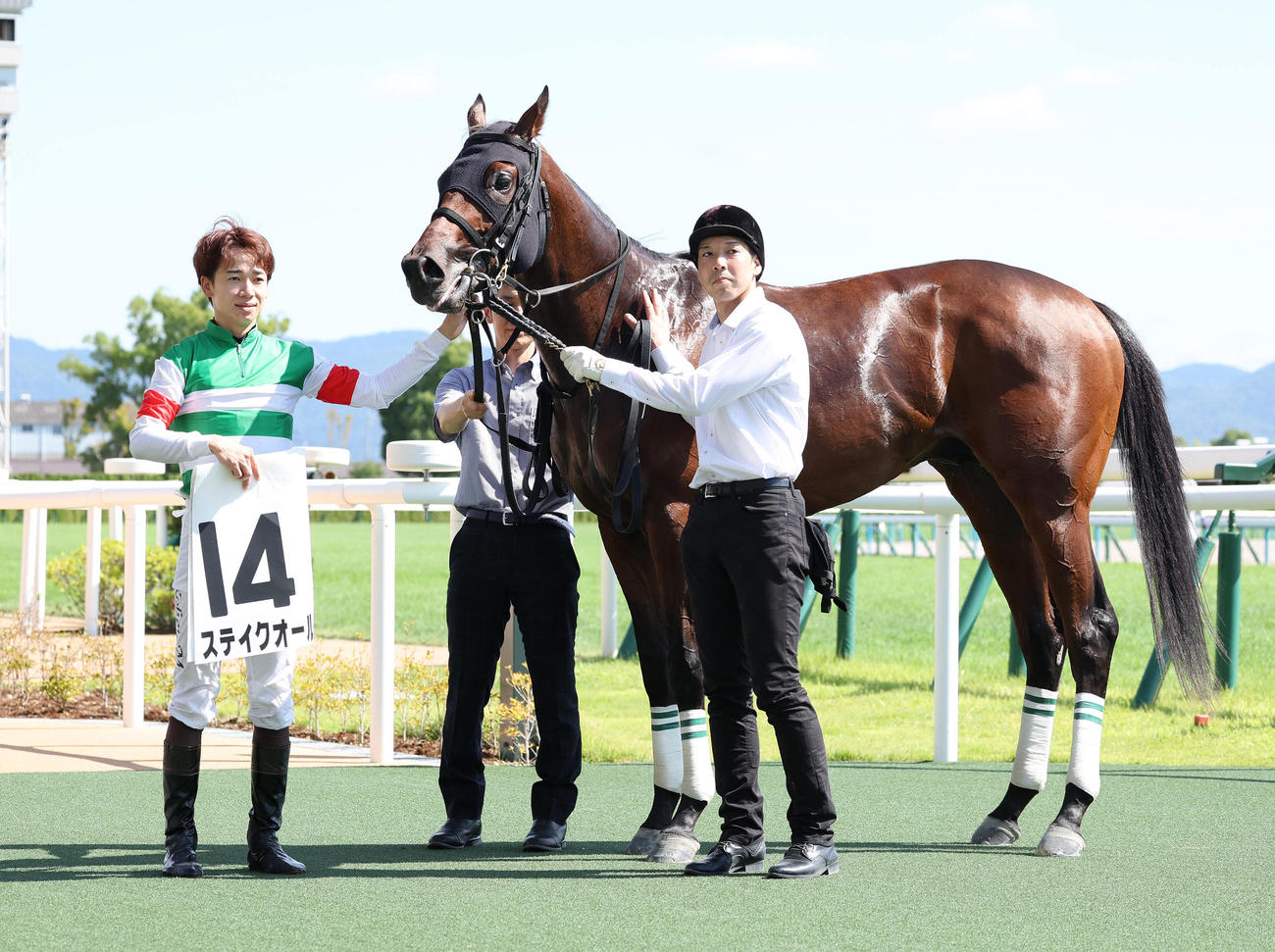 京都3R、新馬戦を制したステイクオールと口取りに並ぶ松山騎手（左）（撮影・白石智彦）