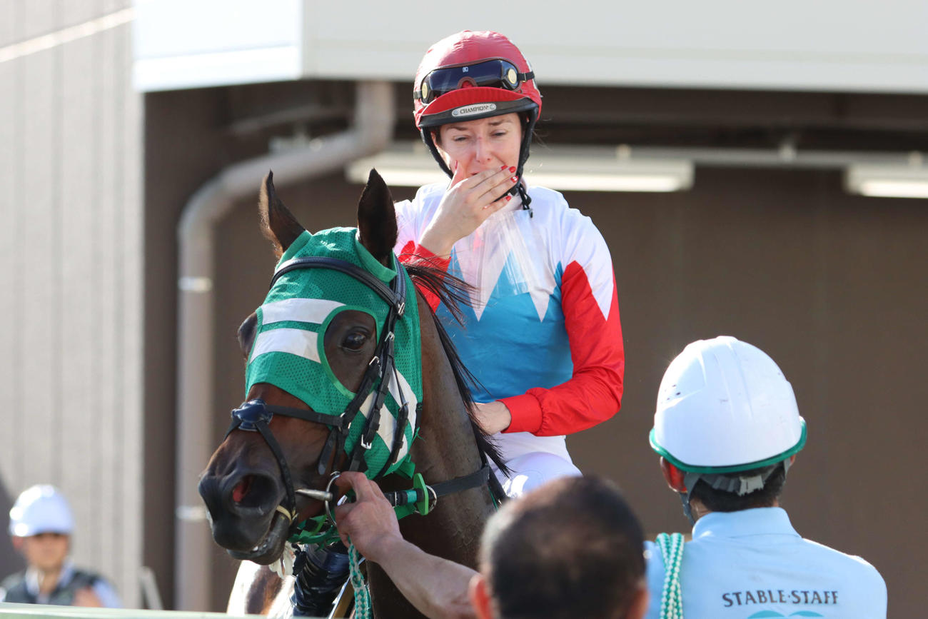 4年ぶり日本での騎乗となった川崎1Rでいきなり勝利を飾り、うれしさのあまり涙ぐむミシェル騎手