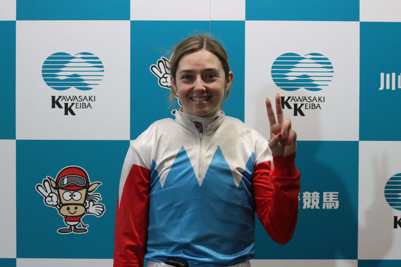 2回目の地方競馬短期免許初日の騎乗を終えて笑顔のミカエル・ミシェル騎手