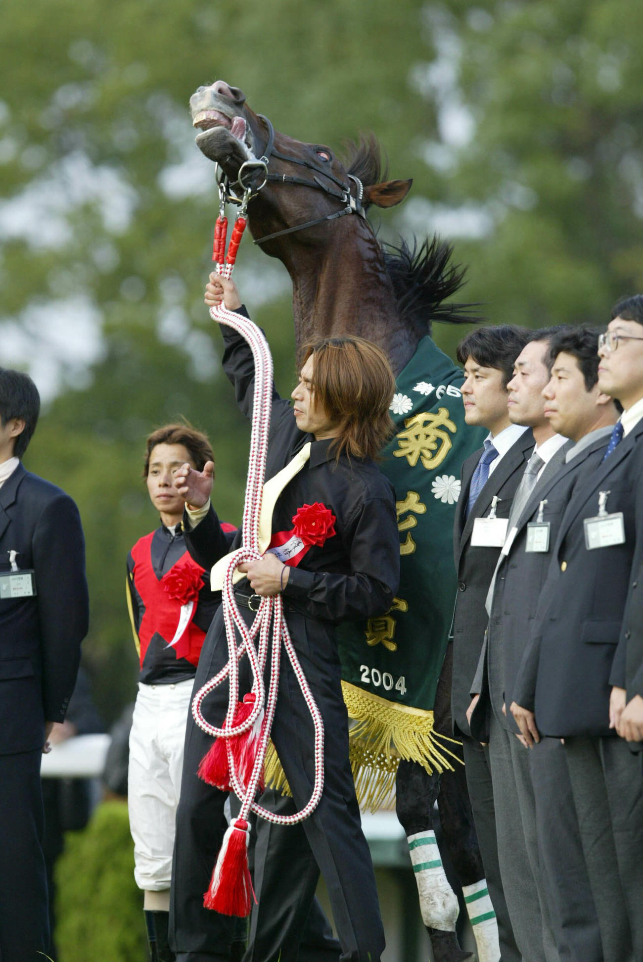 菊花賞を制したデルタブルースと記念写真に納まる岩田康騎手（2004年10月24日撮影）