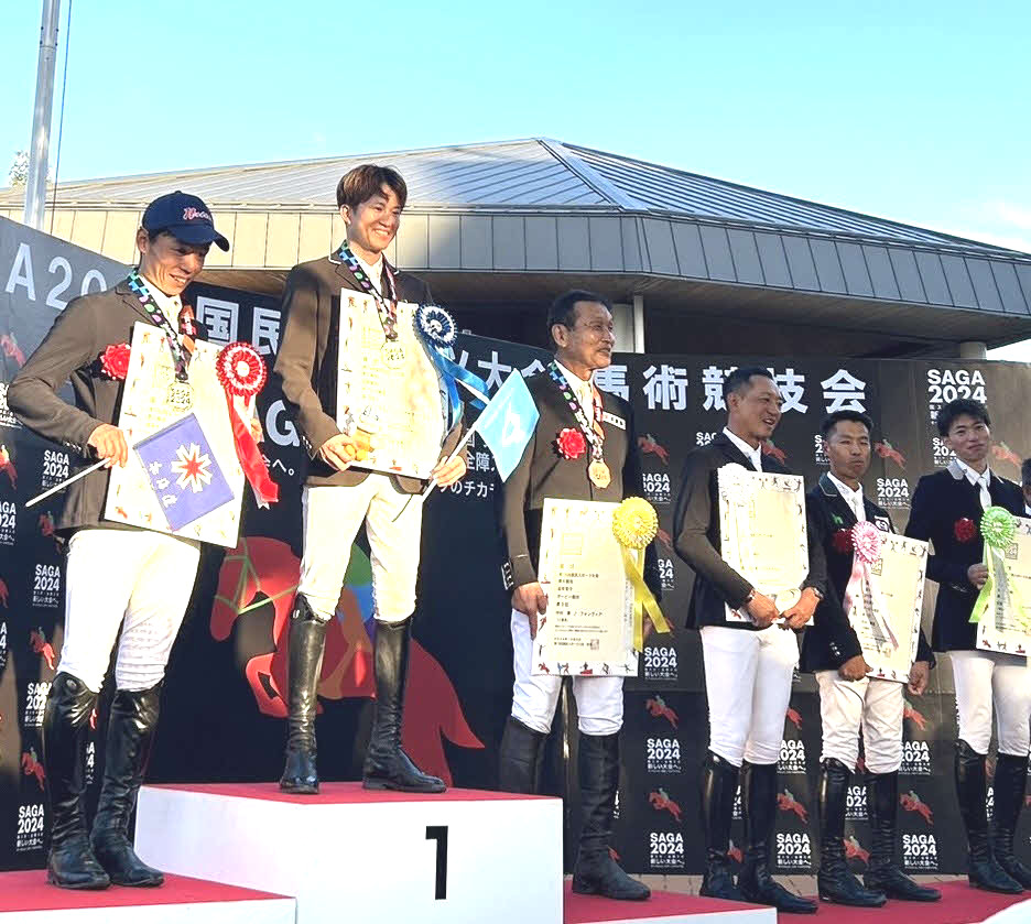 国スポのダービー競技で優勝し、笑顔で表彰台に立つ小牧加矢太騎手（左から2番目）