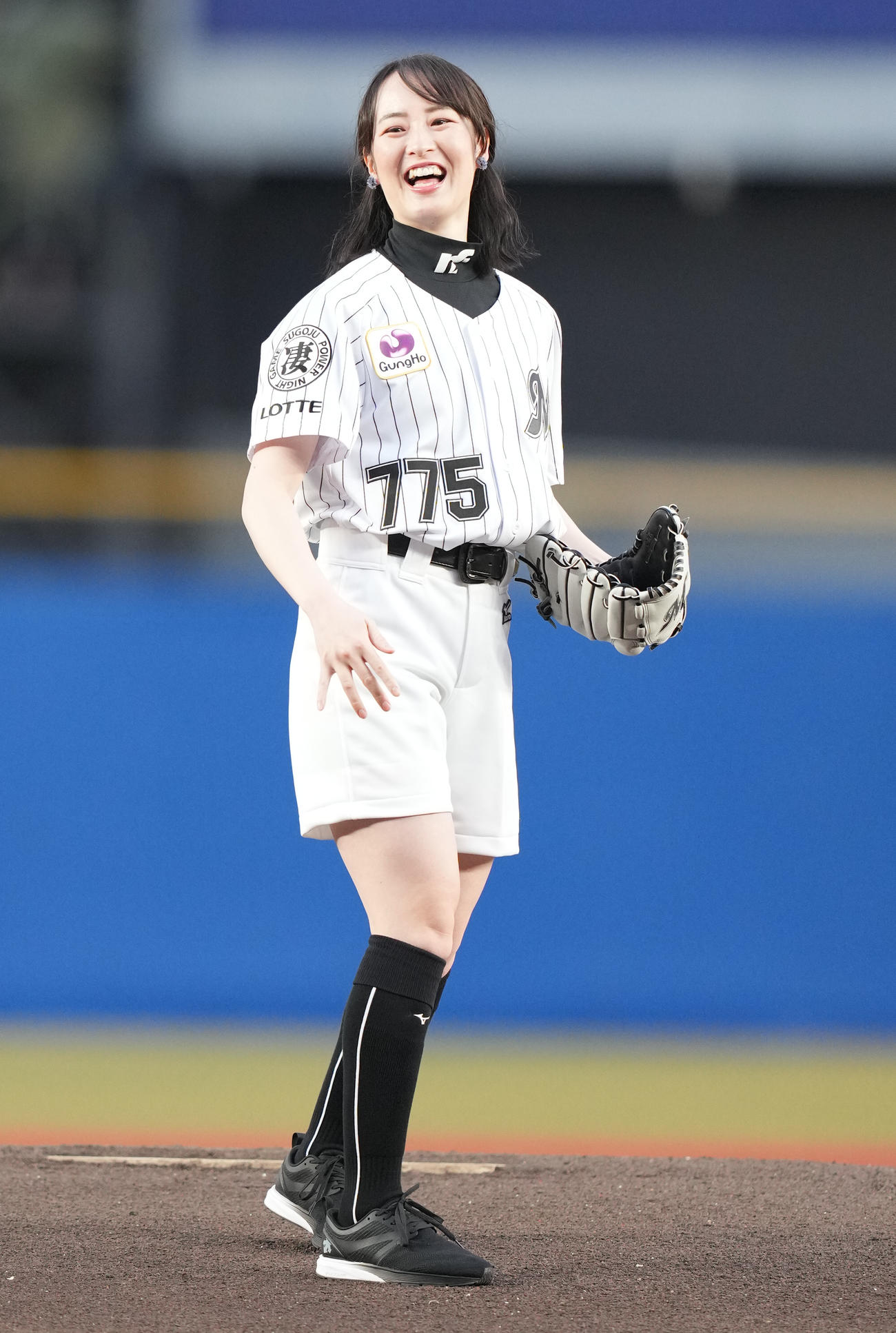 ファーストピッチセレモニーで投球し、笑顔の藤田騎手（24年4月17日撮影）