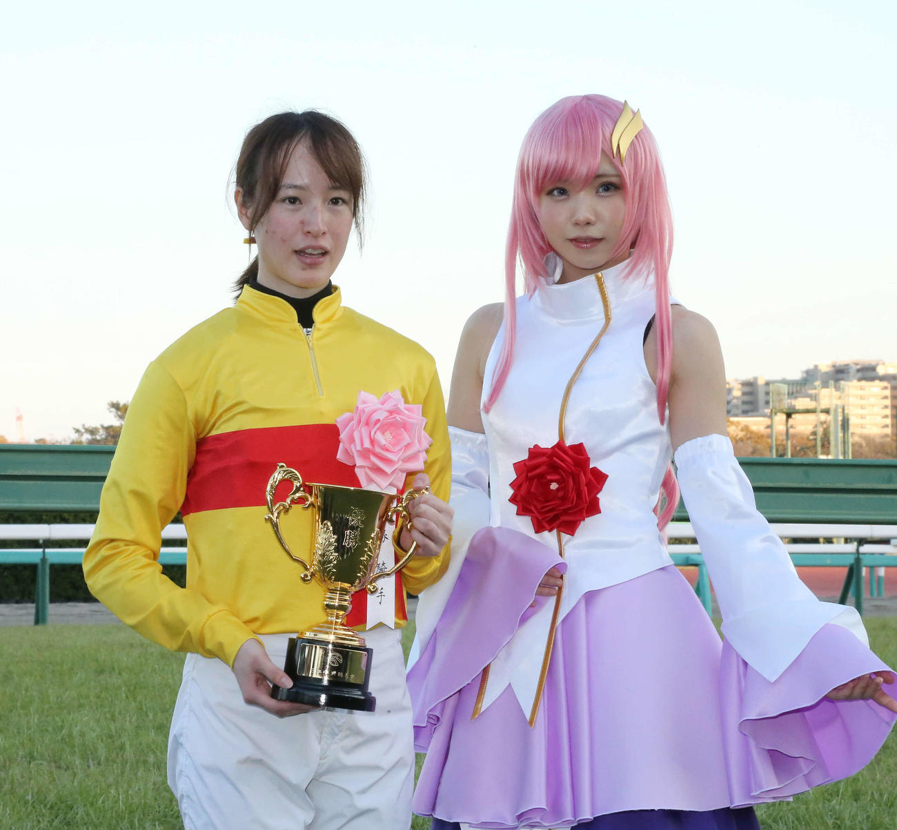 中山11R第12回カペラステークス（G3）　プレゼンターのコスプレイヤーえなこ（右）と写真に納まる藤田菜七子騎手＝2019年12月8日