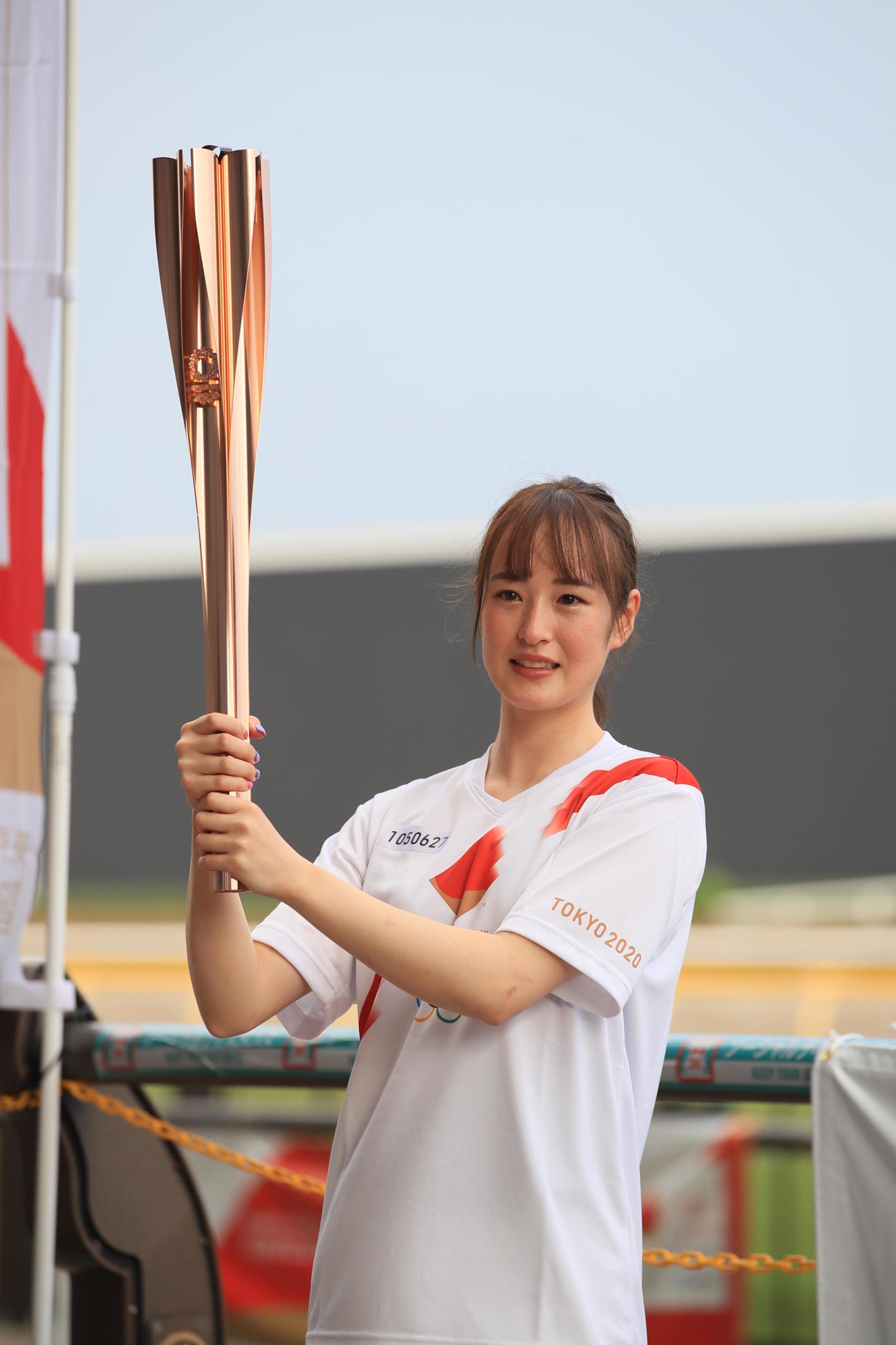 聖火リレー　東京都6日目第6区間　新型コロナウイルス感染拡大の影響で公道でのリレーは中止となり、点火セレモニーのみの開催となった。聖火ランナーを務めた騎手の藤田菜七子＝2021年7月14日　代表撮影　