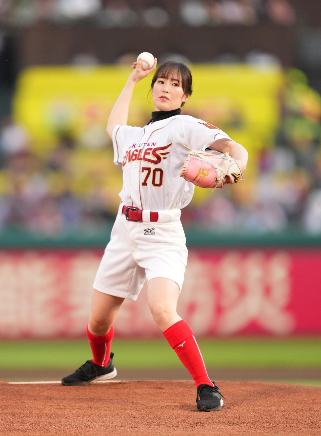 始球式　日本生命セ・パ交流戦　楽天対巨人　始球式を務める藤田菜七子＝2024年6月12日