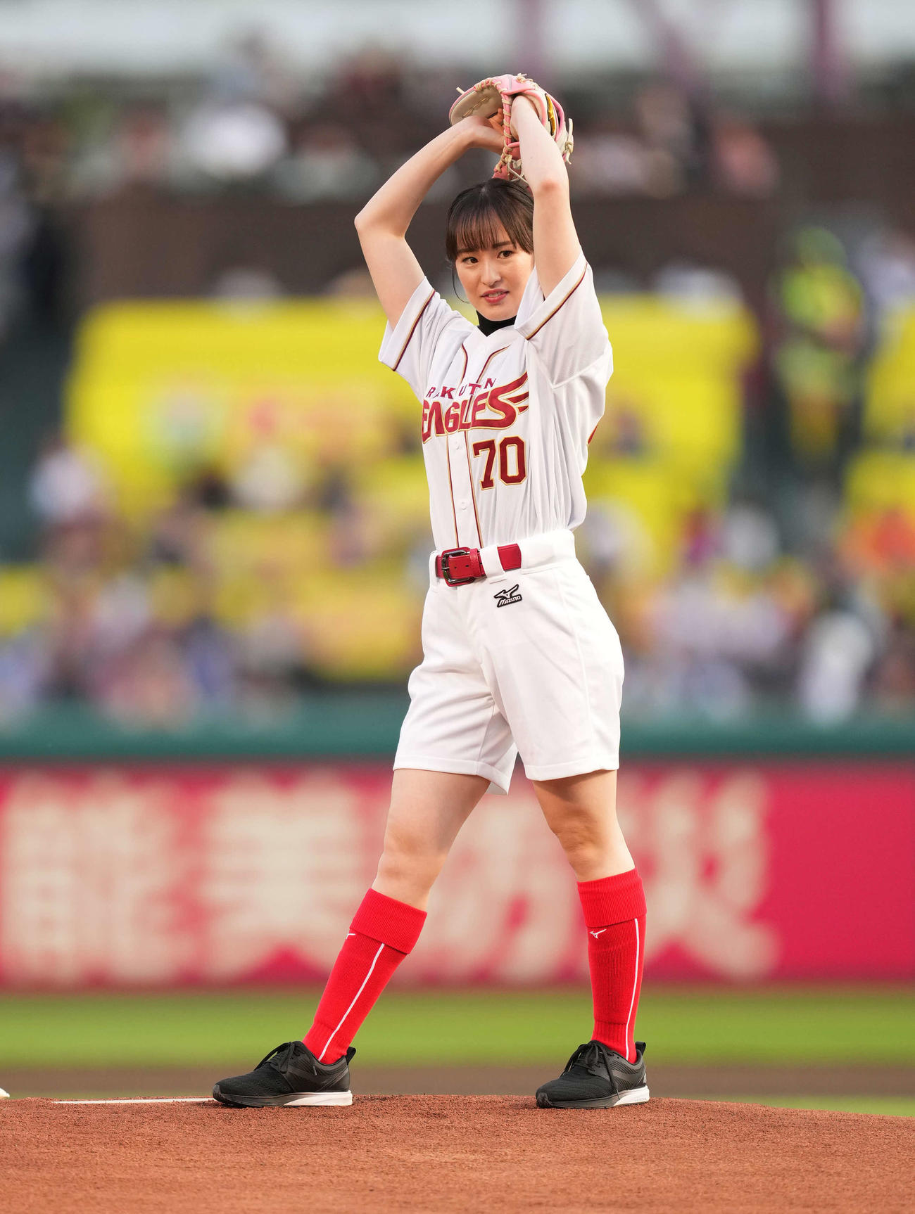 始球式　日本生命セ・パ交流戦　楽天対巨人　始球式を務める藤田菜七子＝2024年6月12日