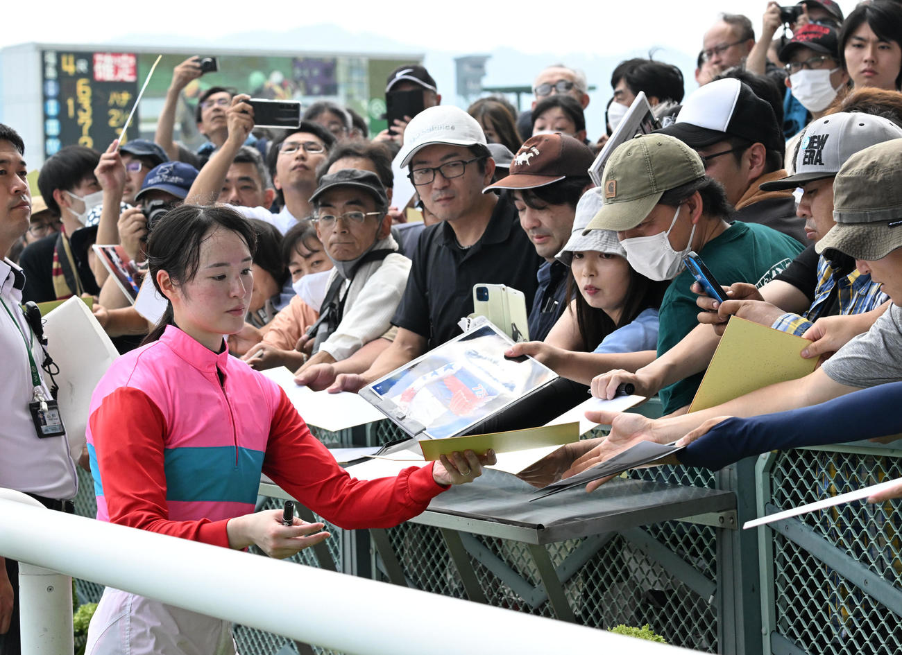 福島4R 3歳未勝利戦をペイシャスウィフトで制し、ファンのサインに応じる藤田菜七子騎手＝2024年7月14日