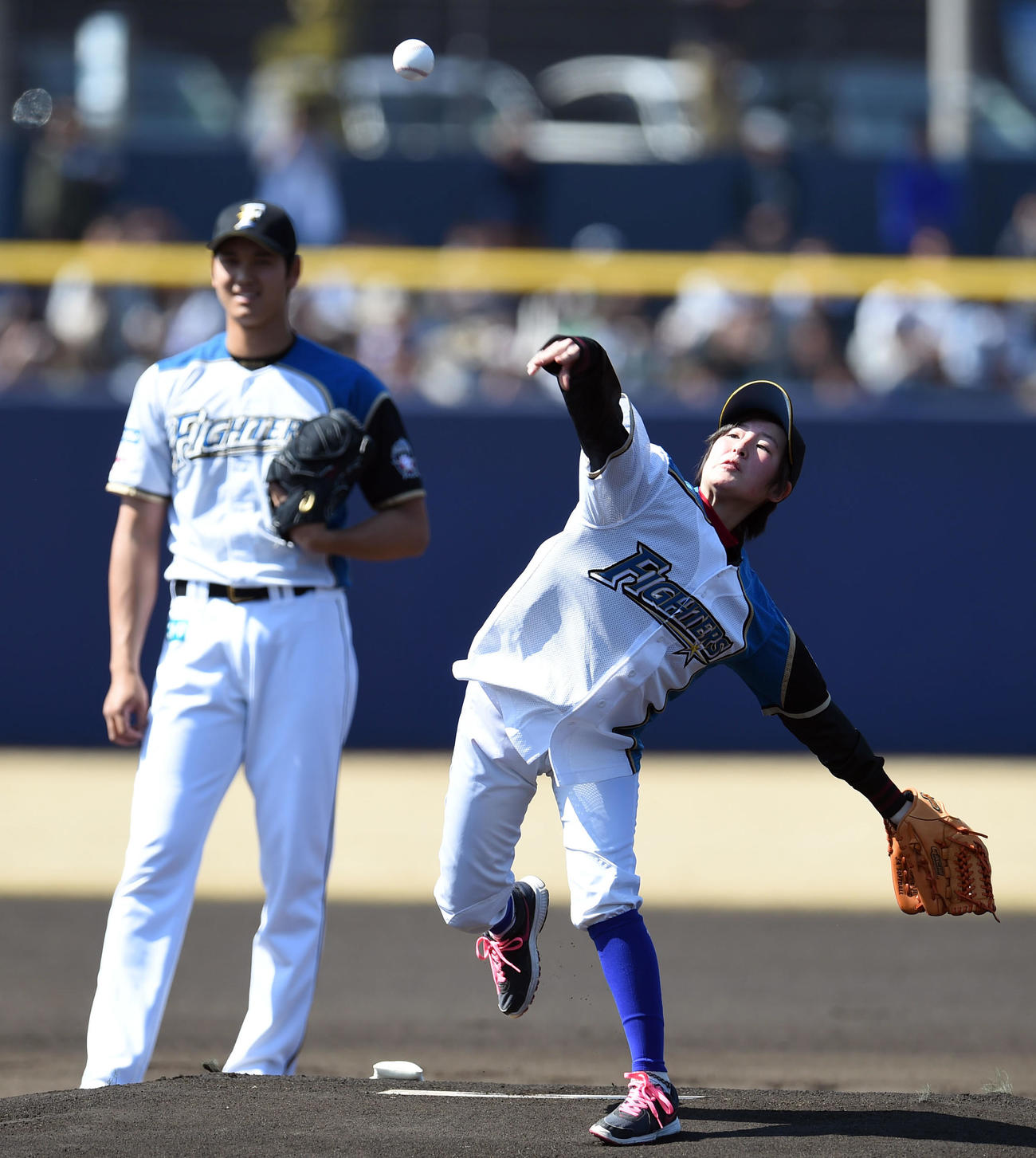 始球式　オープン戦　日本ハム対ソフトバンク　始球式に登場した藤田菜七子（右）。左は笑顔でその姿を見つめる日本ハム大谷翔平＝2016年3月17日