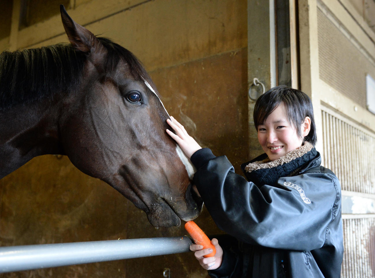 美浦調教　レガリアシチーをなでる藤田菜七子騎手＝2016年2月10日