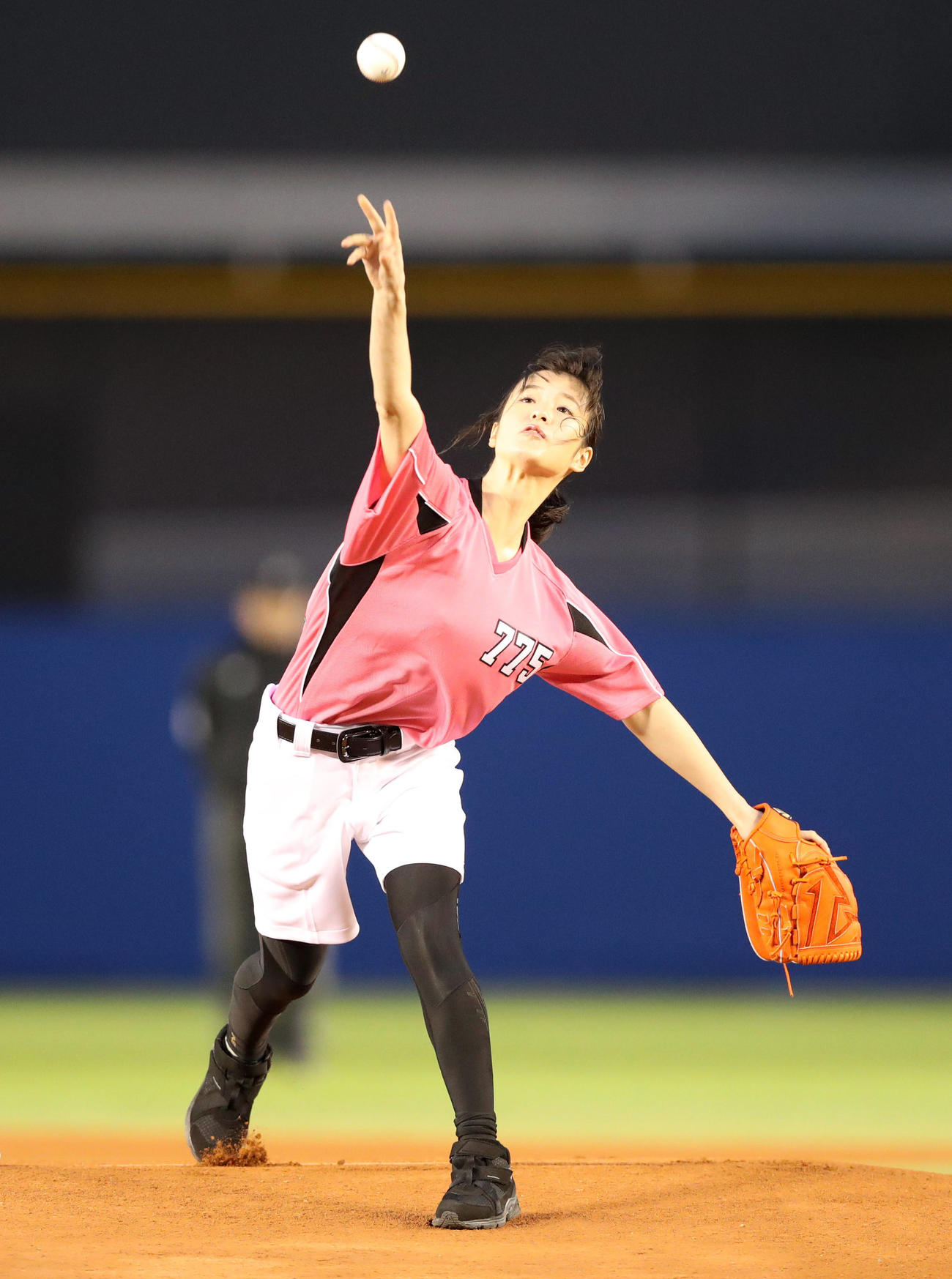 始球式　ロッテ対ソフトバンク　始球式を務める藤田菜七子騎手＝2017年4月20日