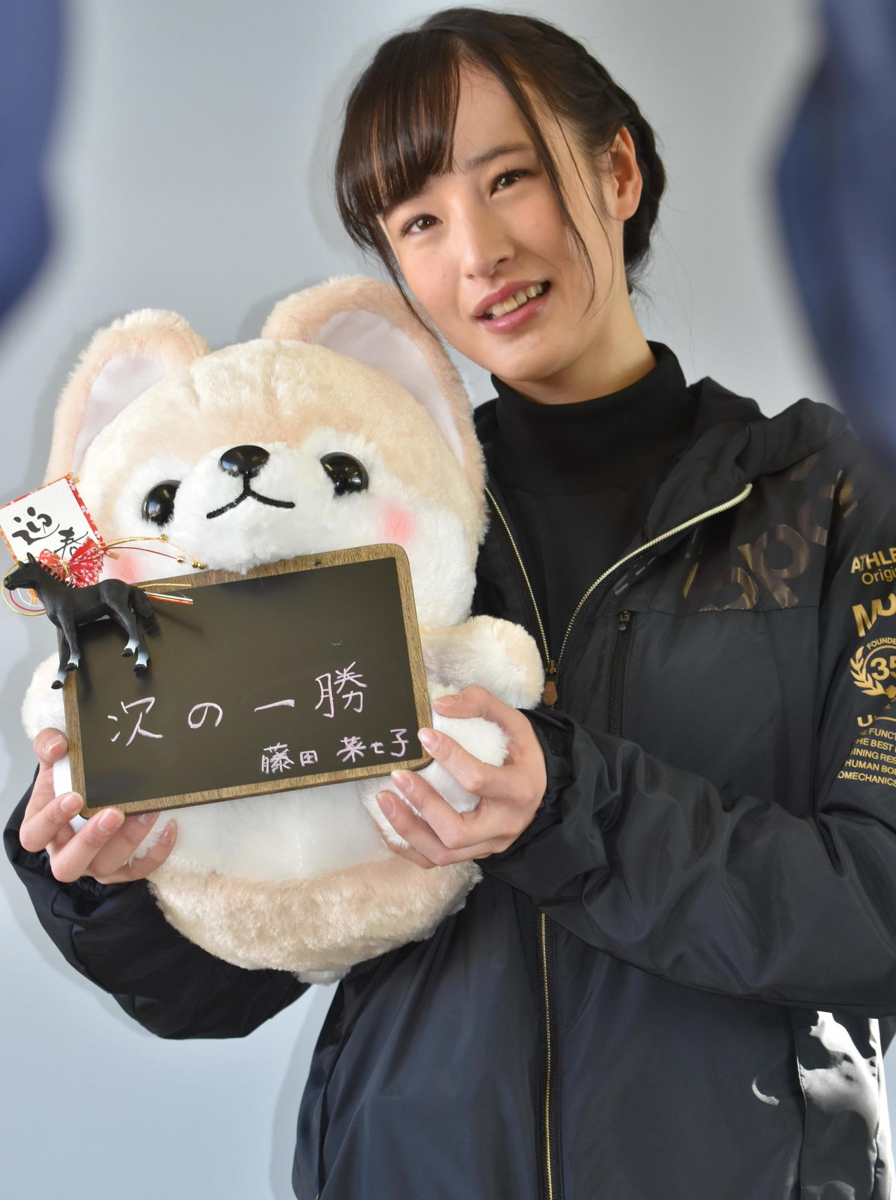 美浦調教　ぬいぐるみを手に18年の目標を「次の一勝」と掲げた藤田菜七子騎手＝2017年12月19日