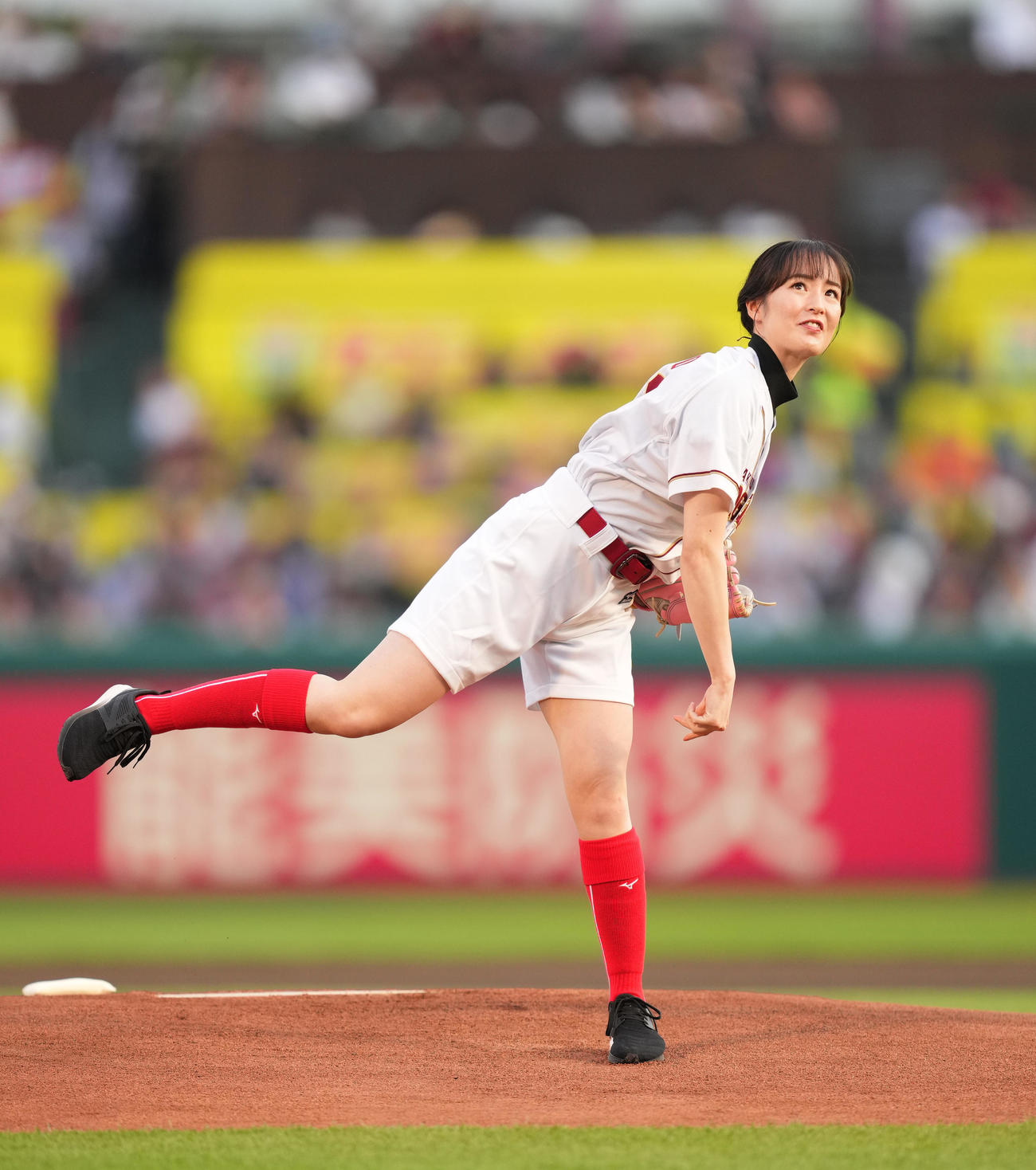 始球式　日本生命セ・パ交流戦　楽天対巨人　始球式を務める藤田菜七子＝2024年6月12日