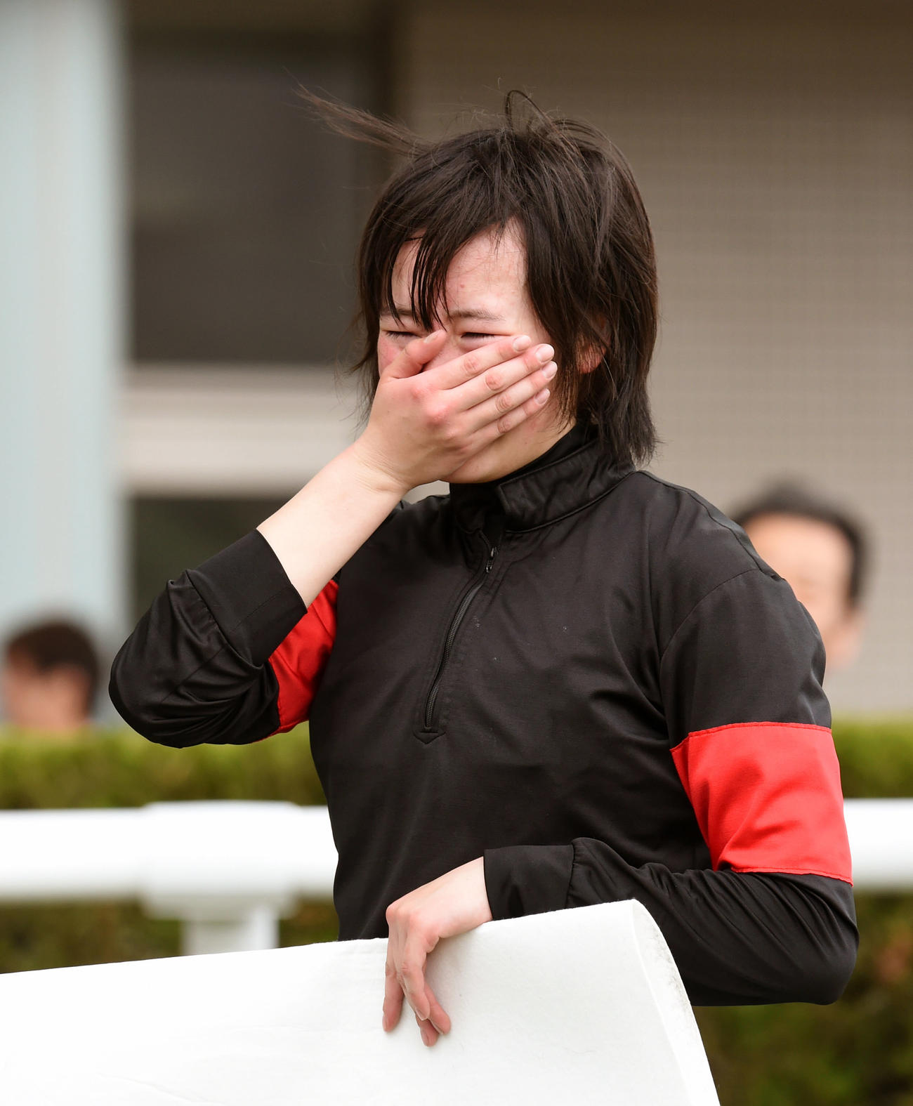 福島9R　サニーデイズでJRA初勝利を飾った藤田菜七子騎手は、ファンの祝福に涙を流す（2016年4月10日撮影）