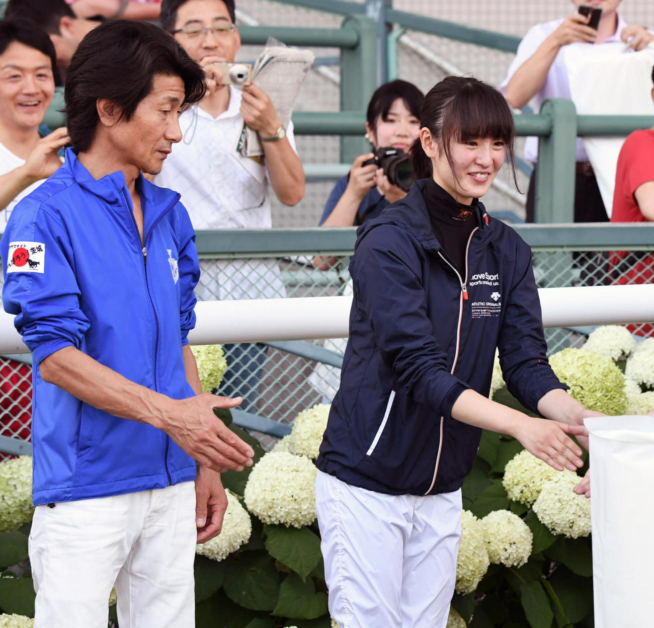 レース後行われた握手会でファンと握手をかわす藤田菜七子騎手。左は柴田善臣騎手（2017年7月撮影）