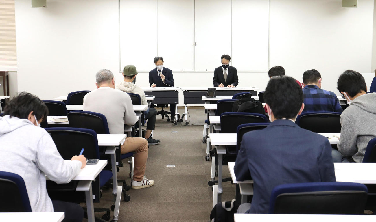 競馬開催日の騎手の通信機器不正使用を受けて記者会見を開くJRA（23年5月）