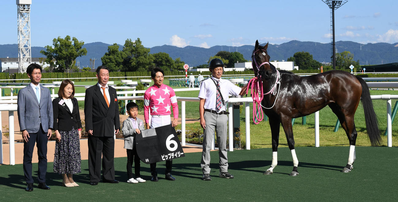 8R、紫菊賞を制したビップデイジーと幸騎手（撮影・前岡正明）
