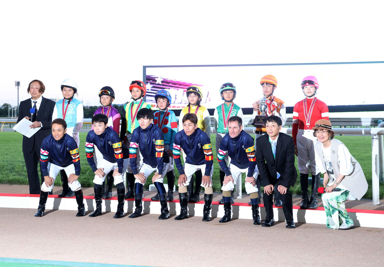 ジョッキーベイビーズに出場の選手たちと応援にかけつけた騎手たち（撮影・鈴木正人）