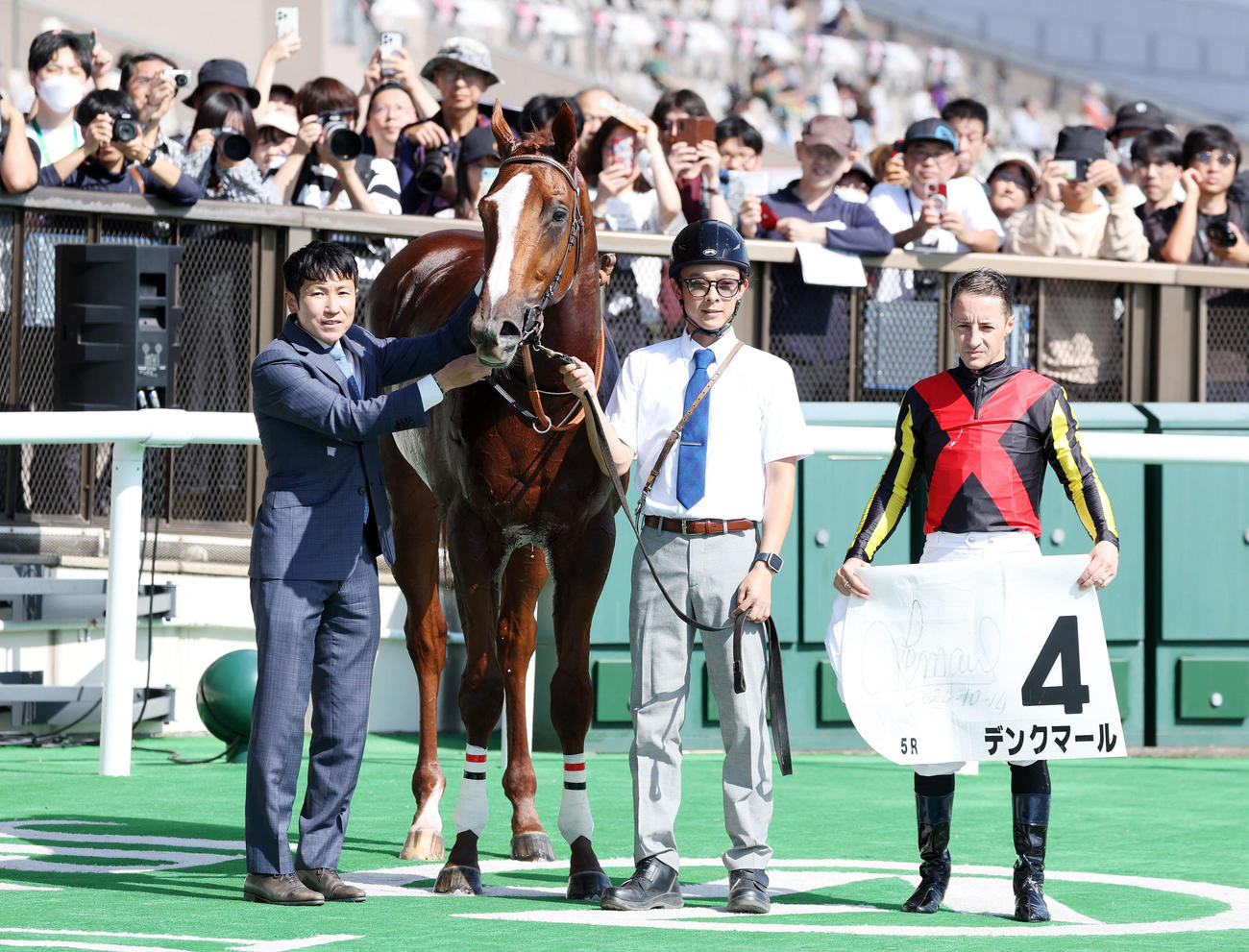 東京5R新馬戦を制したデンクマールとルメール騎手（撮影・鈴木正人）