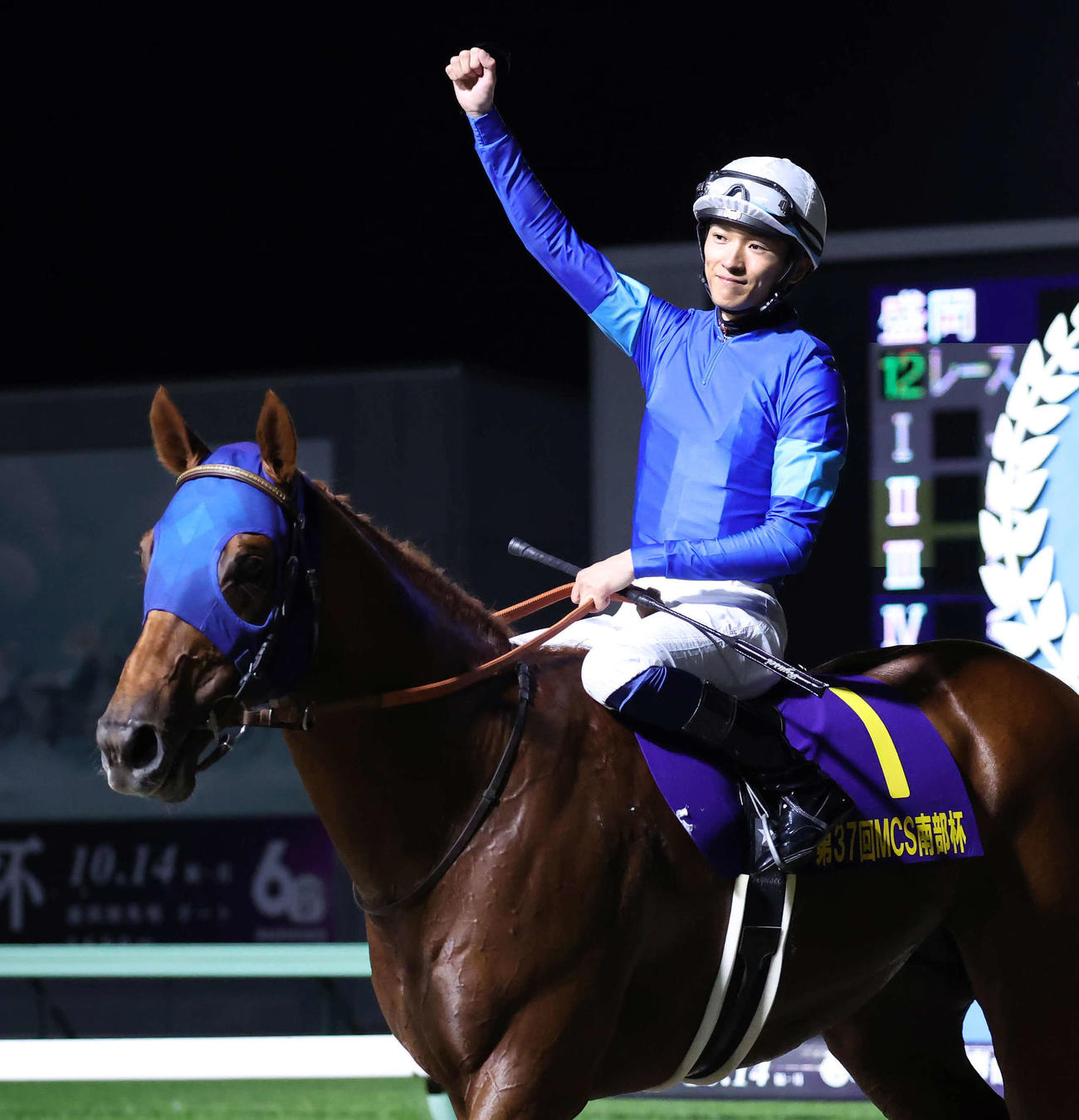 レモンポップで南部杯を連覇しガッツポーズの坂井騎手（撮影・丹羽敏通）