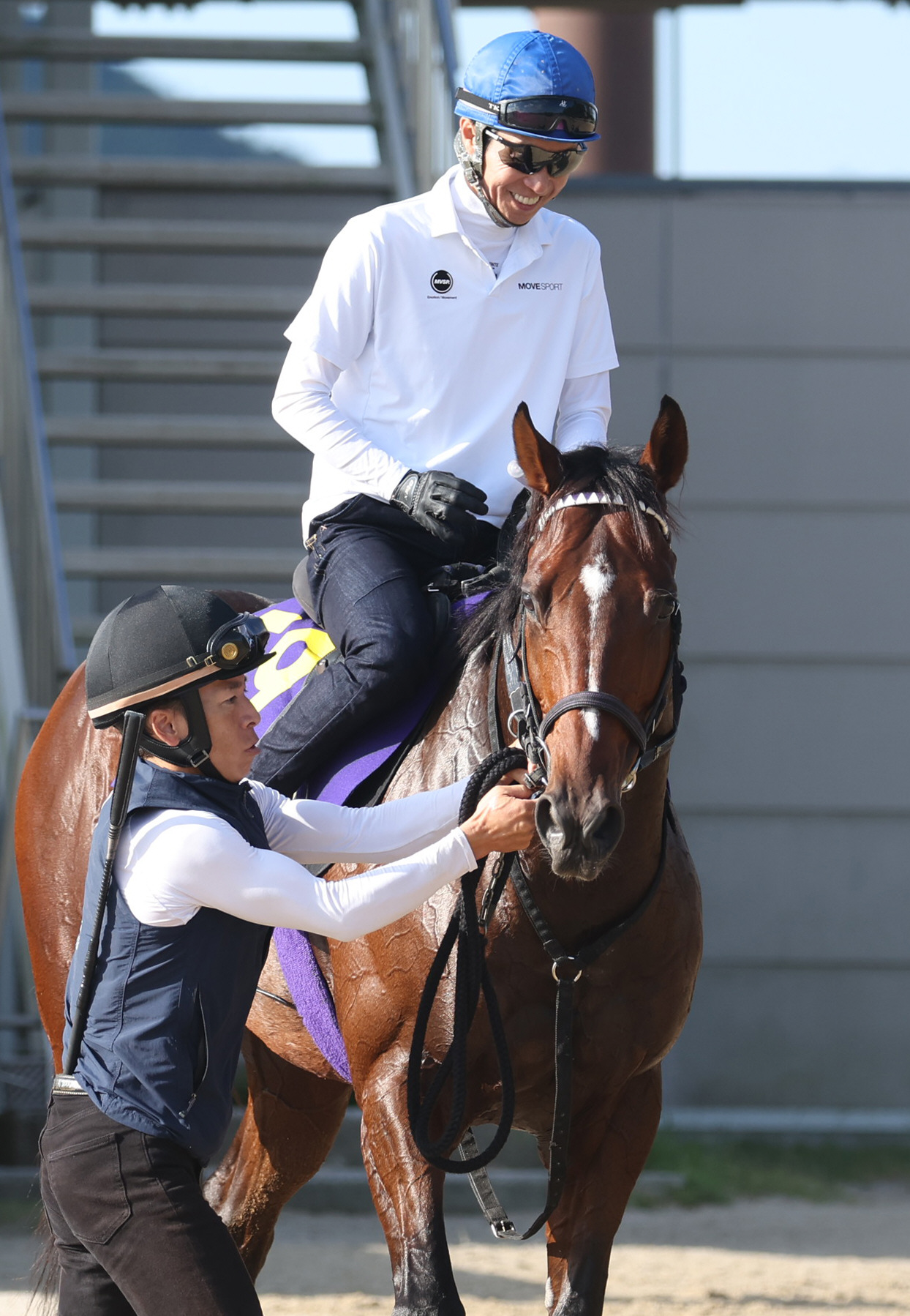 笑顔の武豊騎手を背に引き揚げるドウデュース