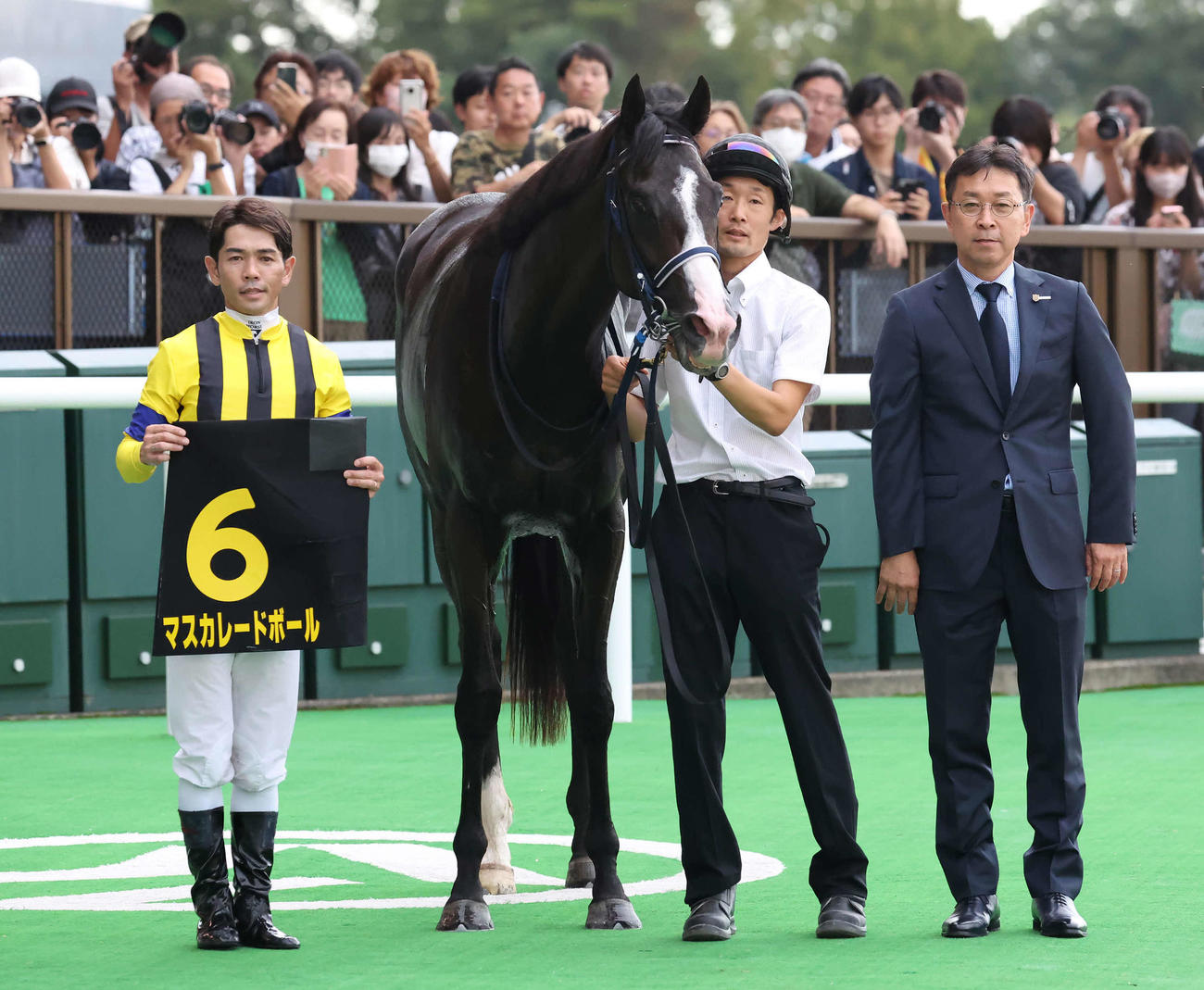 東京9R、アイビーSを制したマスカレードボールの口取りをする戸崎騎手と手塚師（撮影・丹羽敏通）