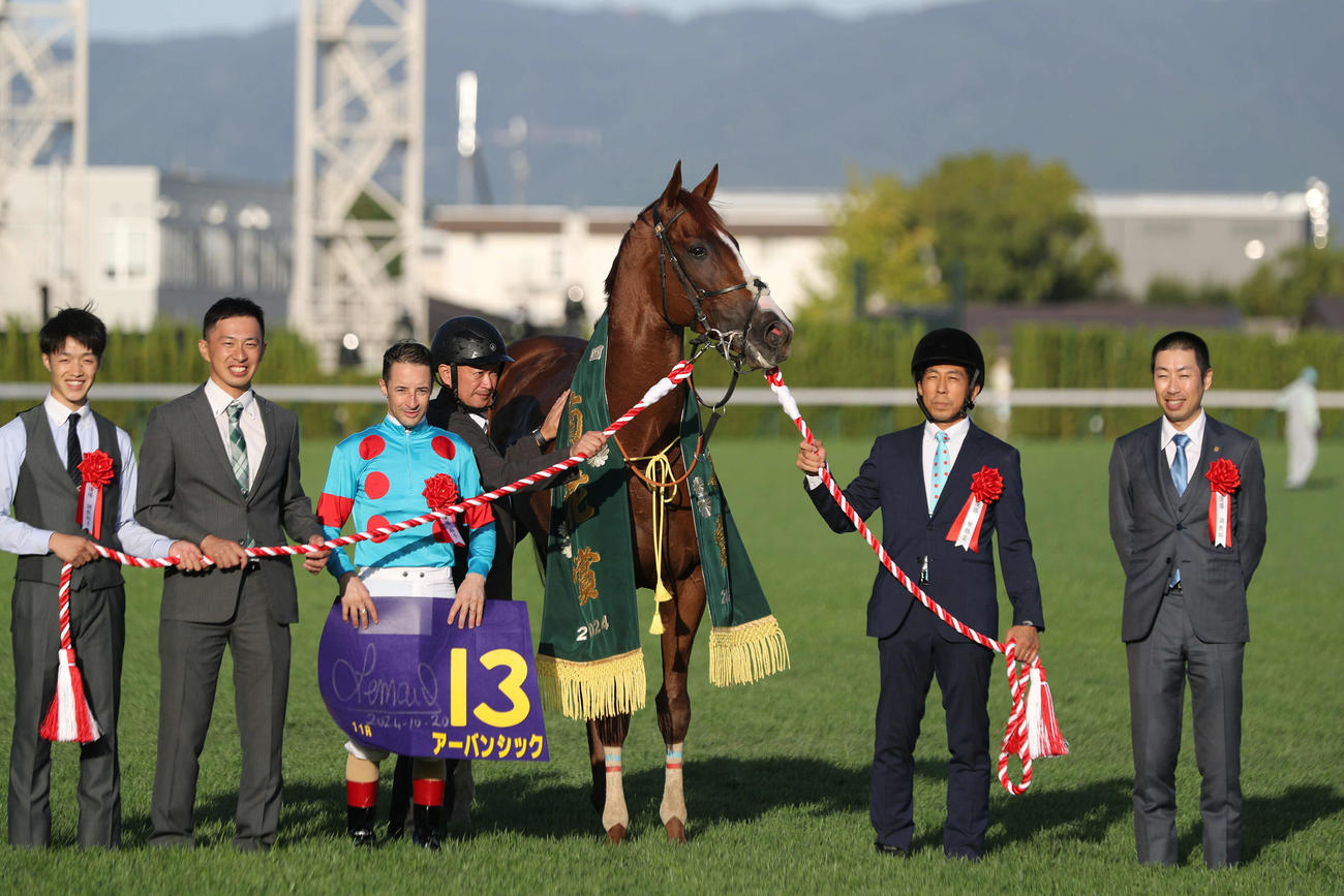 アーバンシックで菊花賞を制し口取りに臨むルメール騎手、武井調教師（右）ら厩舎関係者（撮影・西尾就之）