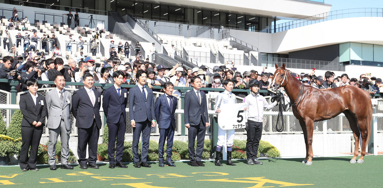 京都3R、新馬戦を楽勝したフェデラーと口取りに並ぶ武豊騎手（右から2人目）（撮影・白石智彦）