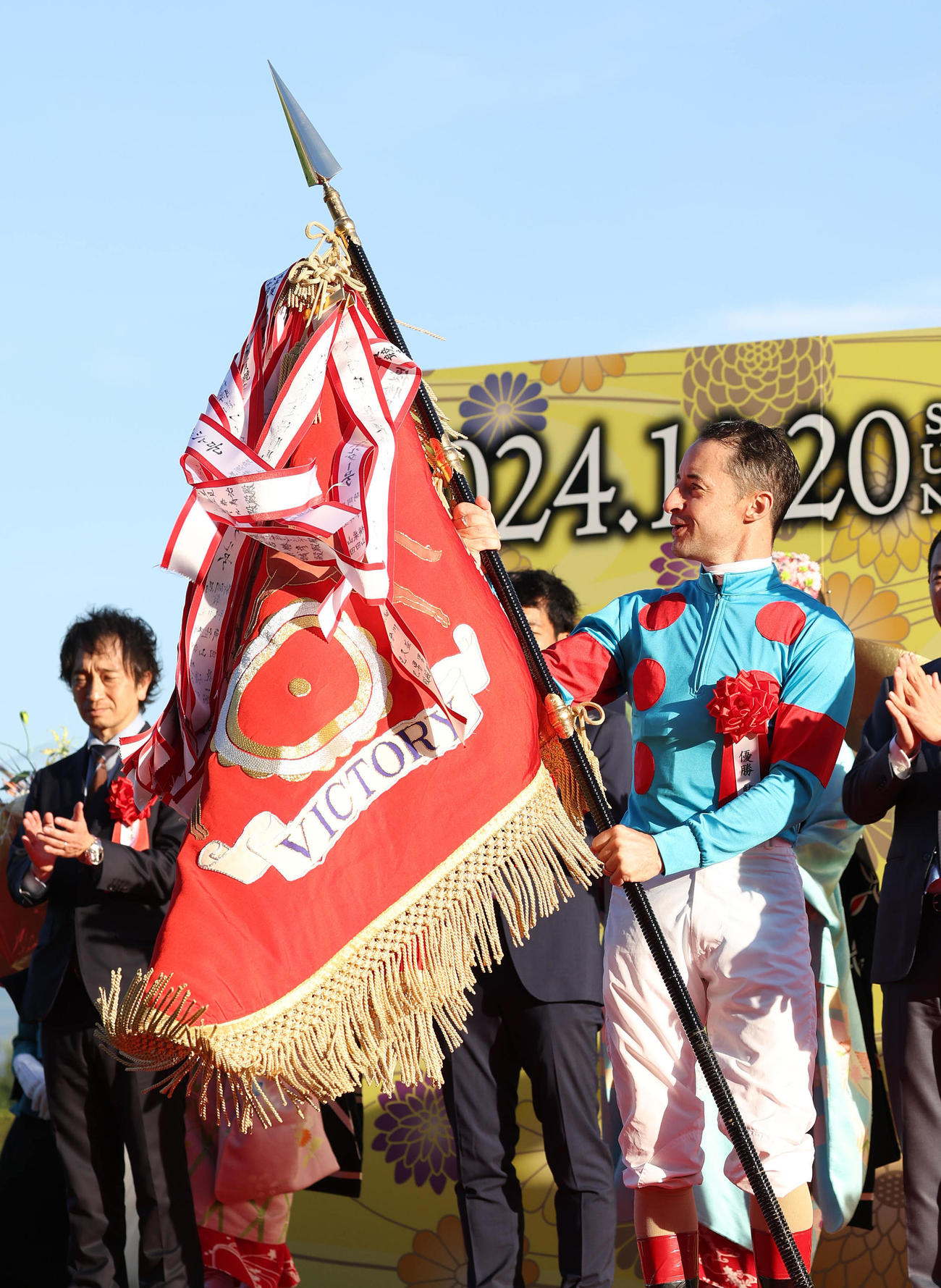 菊花賞の優勝旗を見つめるC・ルメール騎手（撮影・白石智彦）