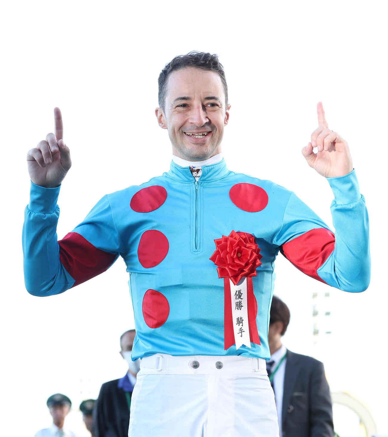 菊花賞のヒーローインタビューを終えて勝利をアピールするルメール騎手（撮影・白石智彦）