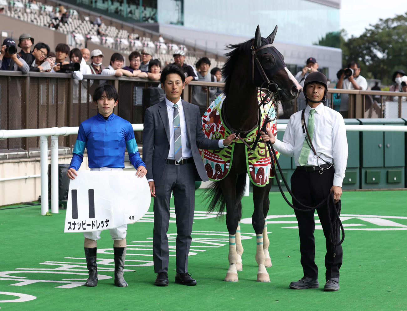 東京4R、2歳新馬戦を圧勝したスナッピードレッサの口取りをする嶋田騎手（撮影・丹羽敏通）