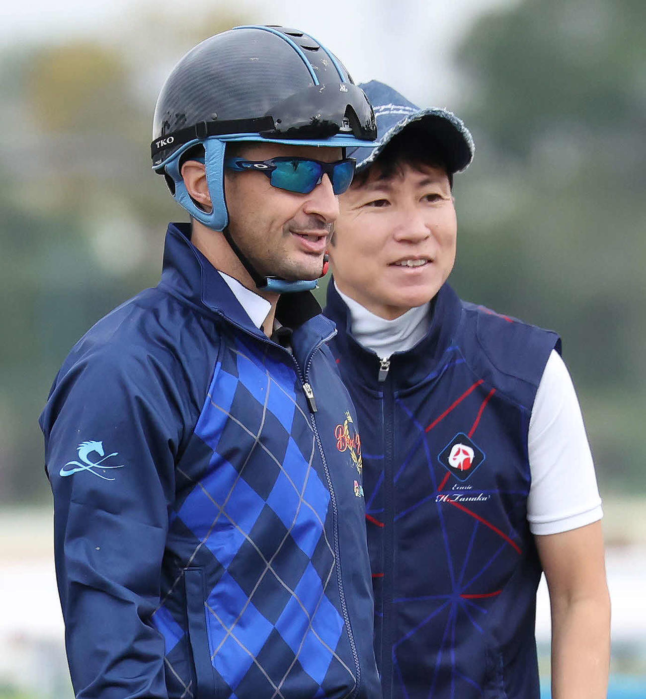 10月17日、レーベンスティールの追い切りを終えて満足げな表情のルメール騎手と田中博師