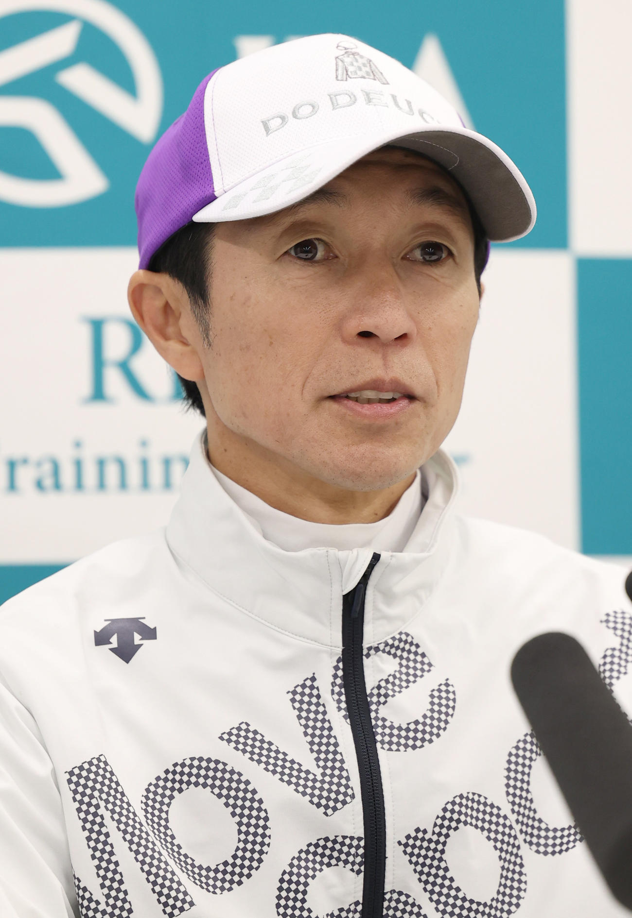 会見を行う武豊騎手