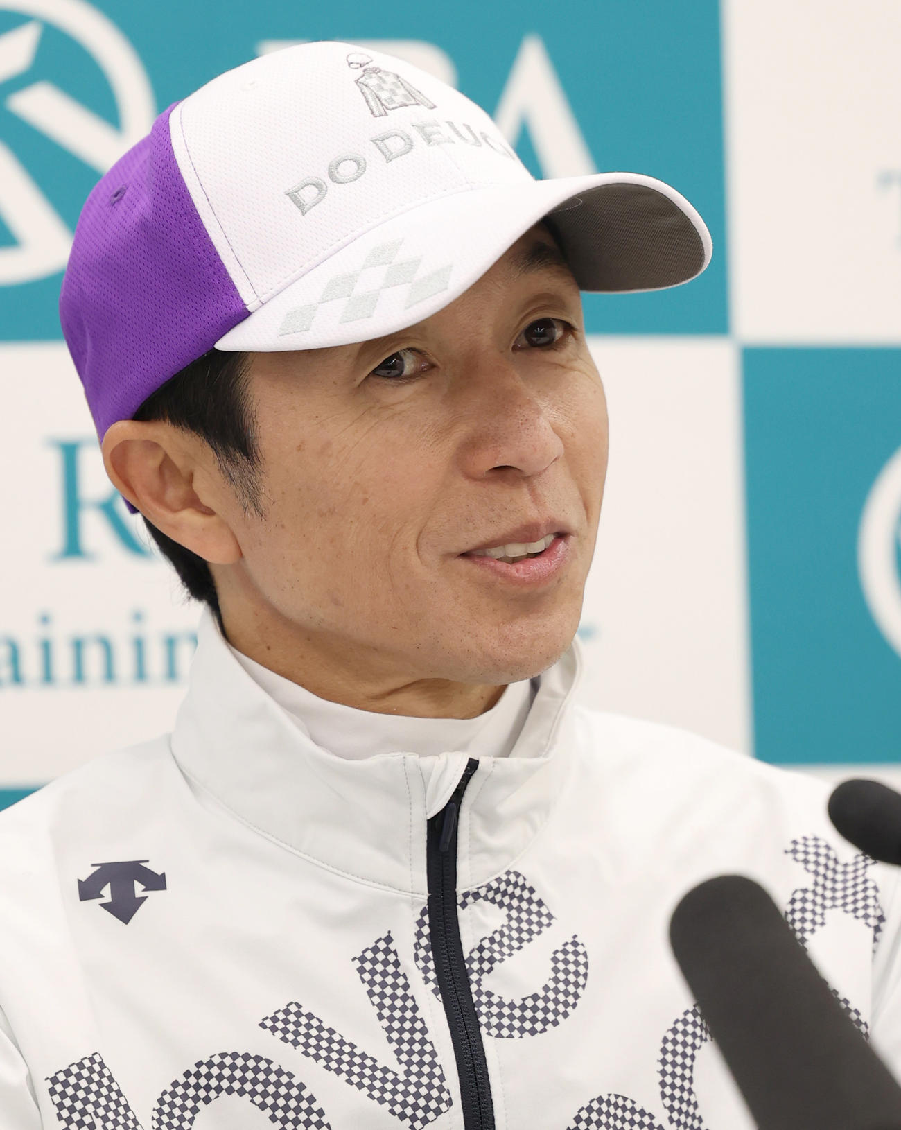 会見を行う武豊騎手