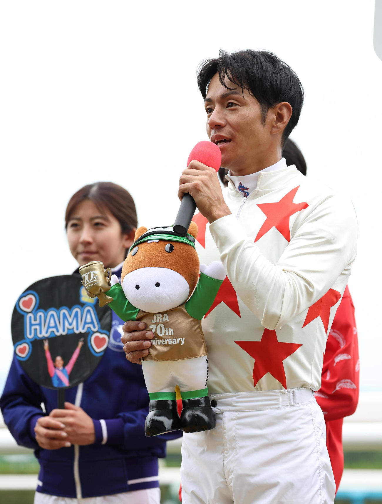 京都5RでJRA通算1200勝を達成し、インタビューに答える浜中騎手（撮影・白石智彦）