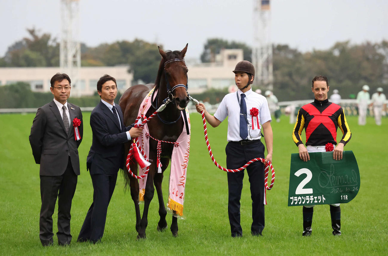 東京11R、アルテミスSを制したブラウンラチェットの口取りをする手塚師とルメール騎手（撮影・丹羽敏通）