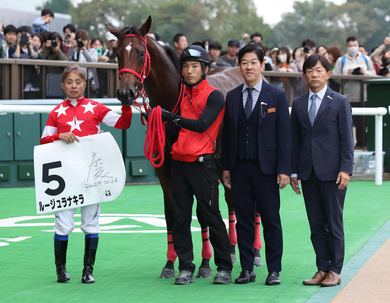 東京4R、牝馬限定の2歳新馬戦を制したルージュラナキラの口取りをする岩田康騎手と加藤征師（撮影・丹羽敏通）