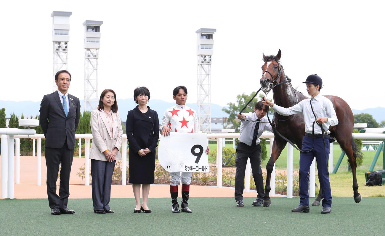京都5R、新馬戦を勝利したミッキーゴールドと口取りに並ぶ浜中騎手（右から3人目）（撮影・白石智彦）