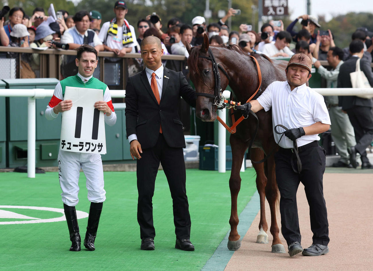 東京3R、2歳未勝利戦に勝利したチューラワンサの口取りをするC・デムーロ騎手と高野師（撮影・丹羽敏通）