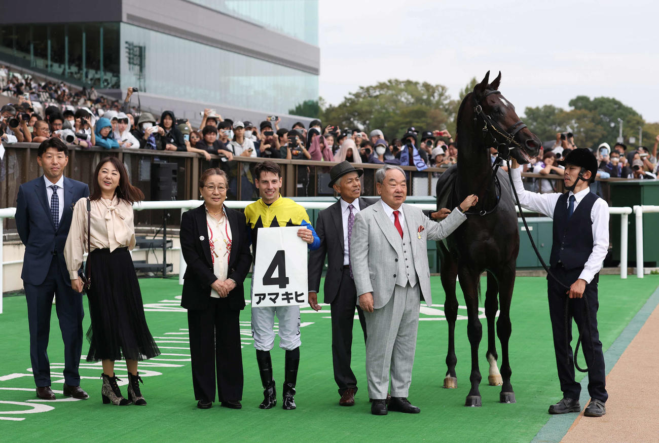 東京5R新馬戦に勝利したアマキヒの口取りをするC・デムーロ騎手と国枝師（撮影・丹羽敏通）