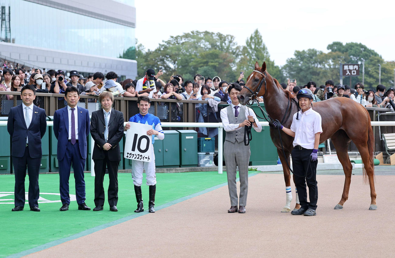 東京6R、3歳以上1勝クラスを制したエヴァンスウィートとC・デムーロ騎手（撮影・鈴木正人）