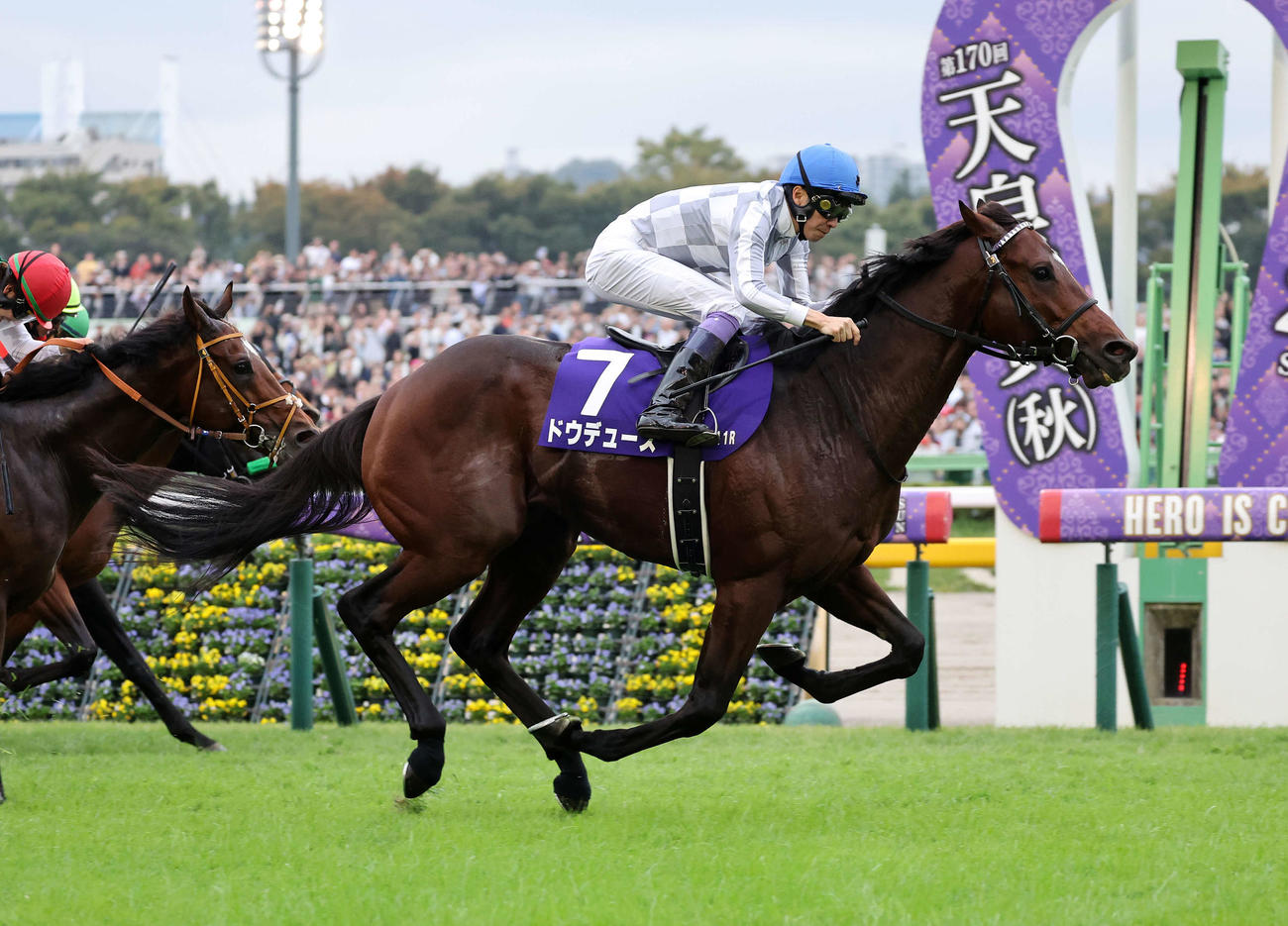 天皇賞・秋を制したドウデュース（右）と武豊騎手（撮影・鈴木正人）
