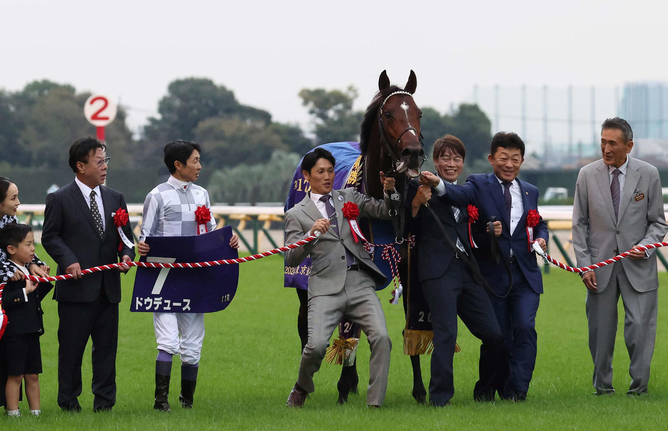 天皇賞・秋を制したドウデュースの口取りをする武豊騎手と友道師と関係者（撮影・丹羽敏通）